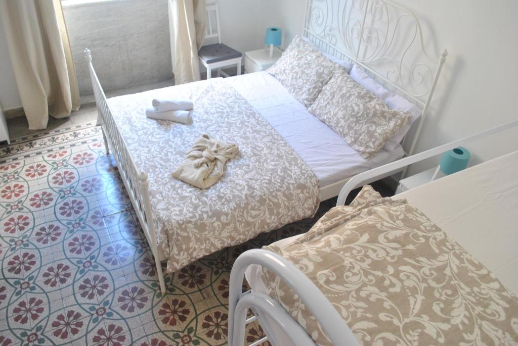 巴勒莫Sunrise Hostel & Rooms的一间卧室配有带鞋子和椅子的床
