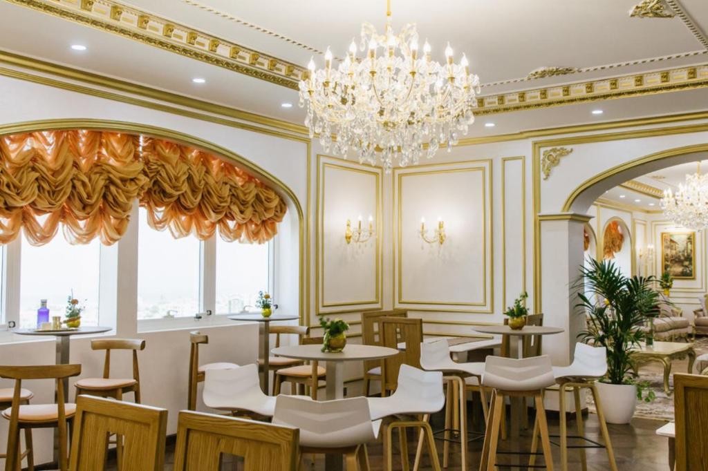 拉斯阿尔卡麦红树林酒店的一间带桌椅和吊灯的餐厅