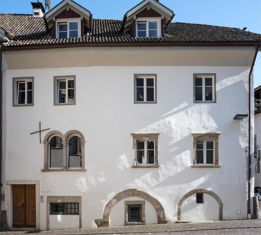 卡尔达罗Maria von Buol - Wohnen in Kaltern的白色房子外墙上白雪 ⁇ 