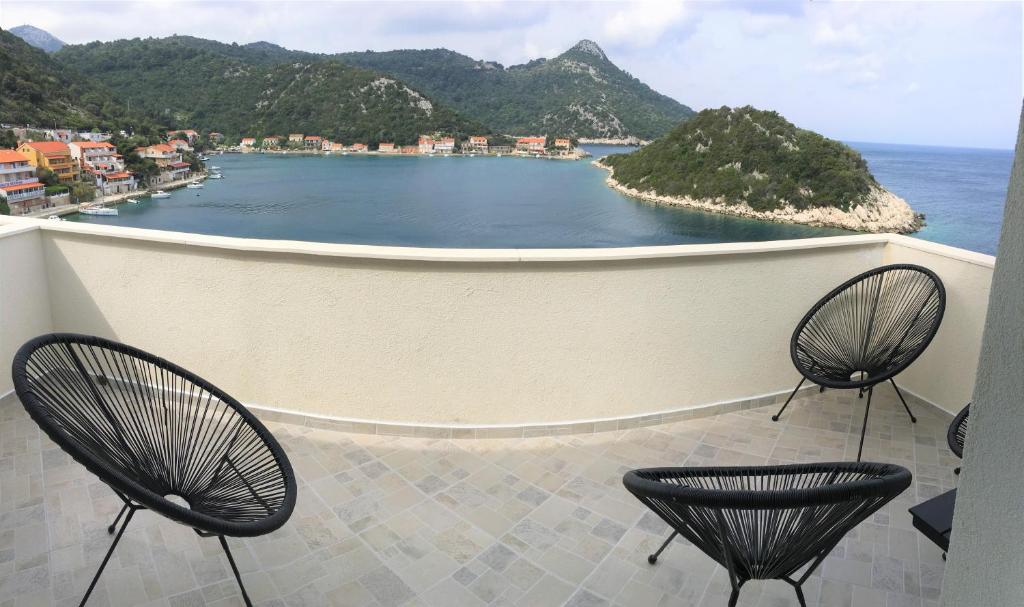 拉斯托伏Apartments Kurelja的阳台配有两把椅子,享有海景。