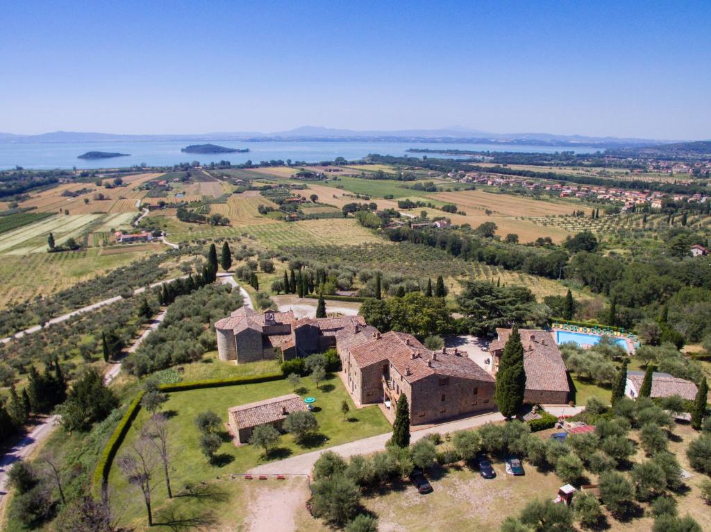 特拉西梅诺湖畔帕西尼亚诺Relais Borgo Torale的享有庄园的空中景色,拥有一座大房子