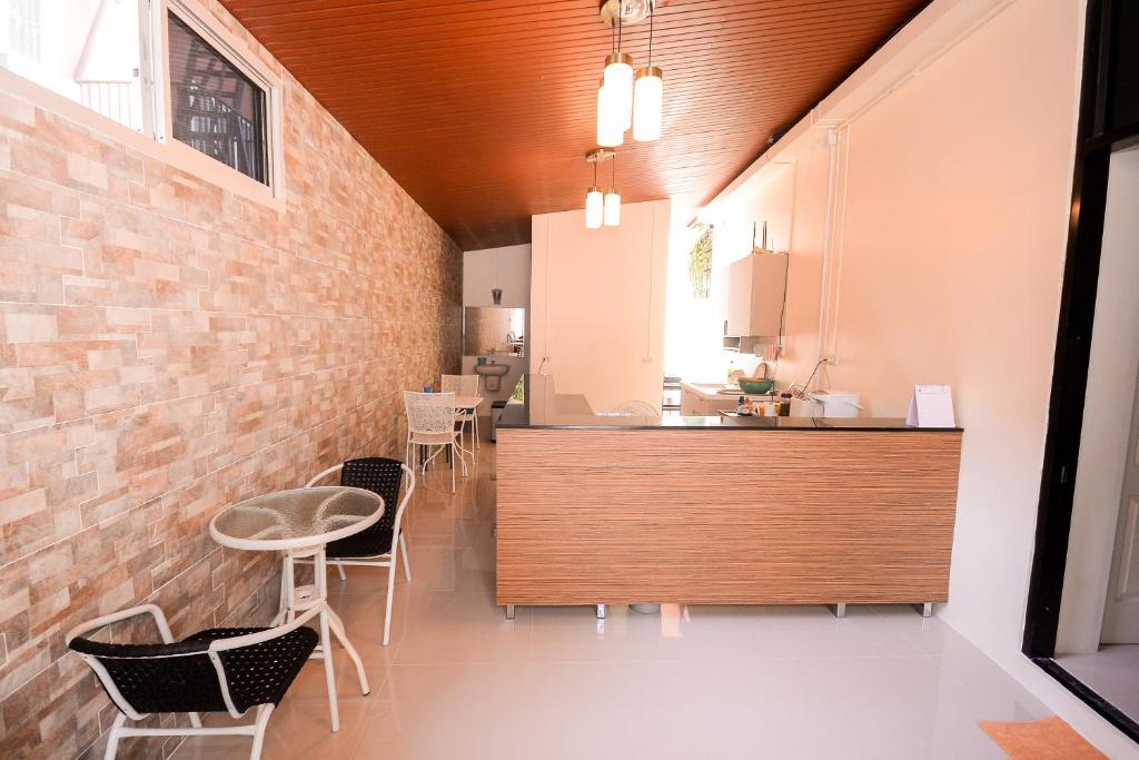 曼谷U-need Guesthouse95的厨房以及带砖墙的用餐室。