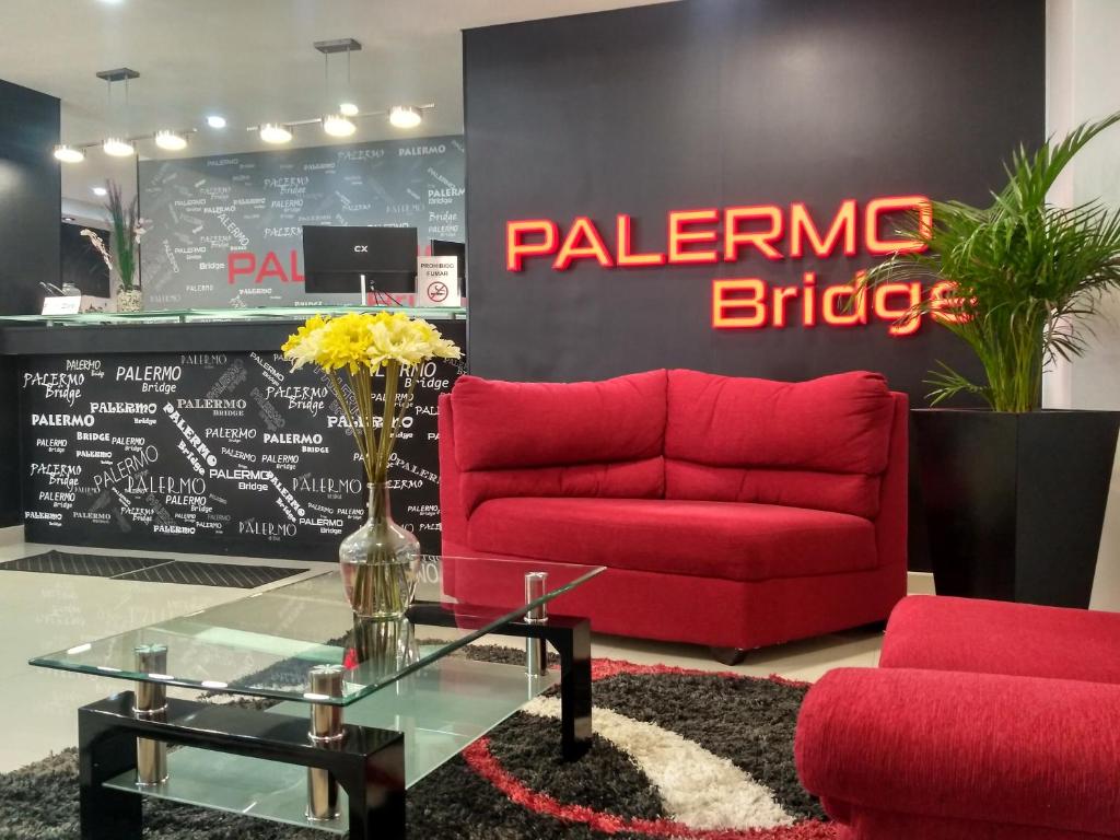 布宜诺斯艾利斯Palermo Bridge的客厅配有红色的沙发和桌子