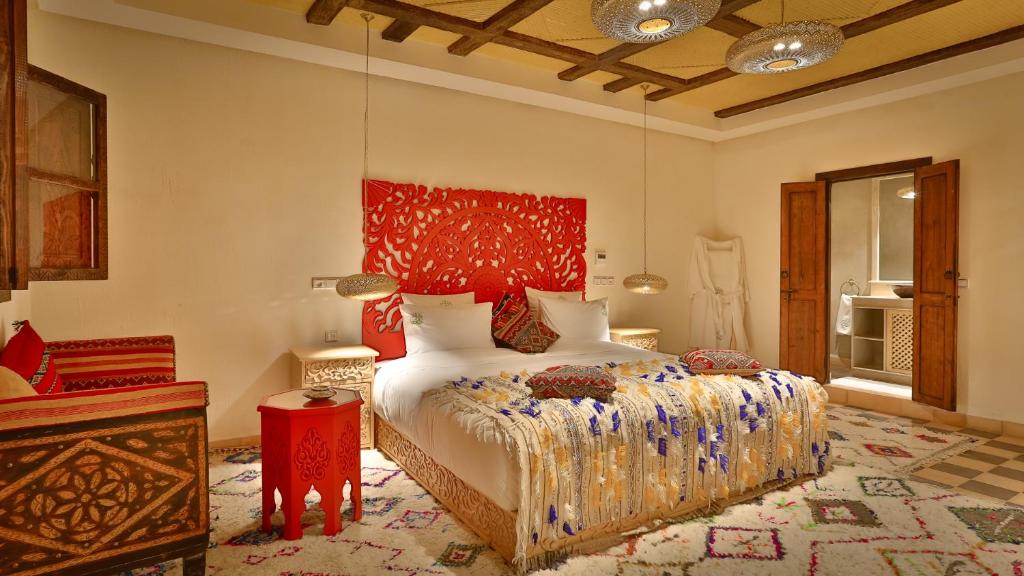 乌鲁卡ferme by Ikalimo的一间卧室配有一张红色床头板的床