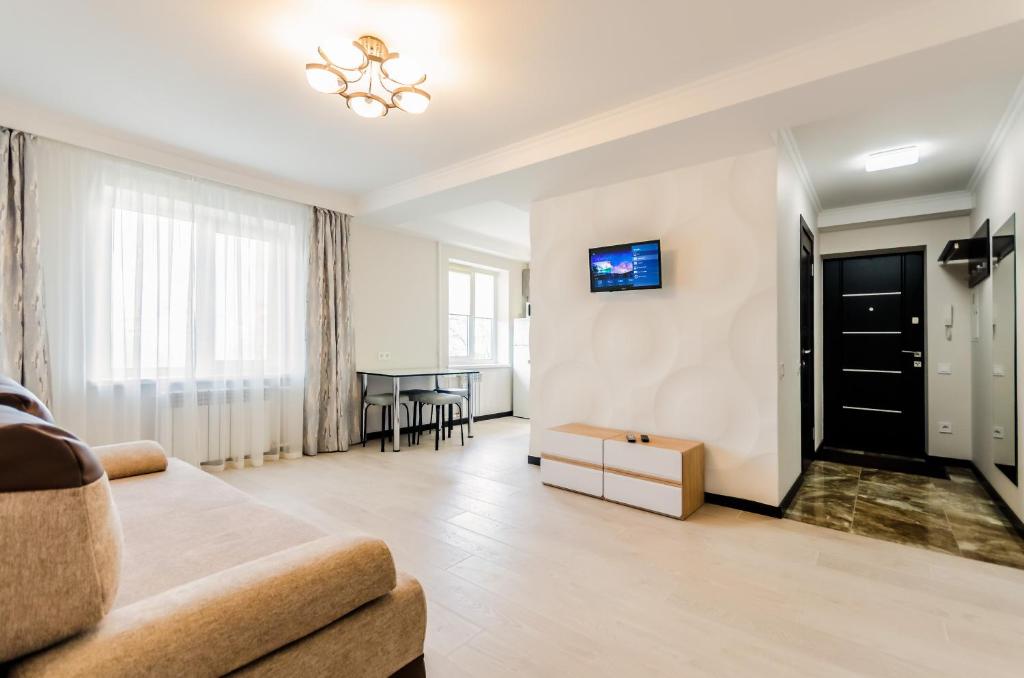 基辅ARTAL Apartment on Obolonsky avenue 16a的客厅配有沙发和桌子