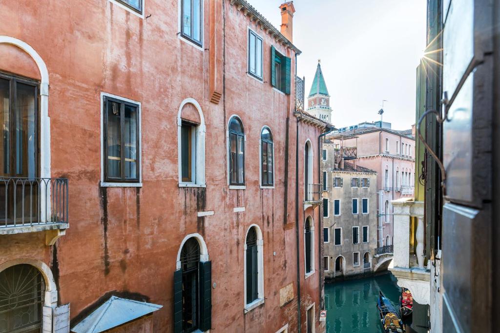 威尼斯Luxury Venetian Rooms的城市运河景观,建筑