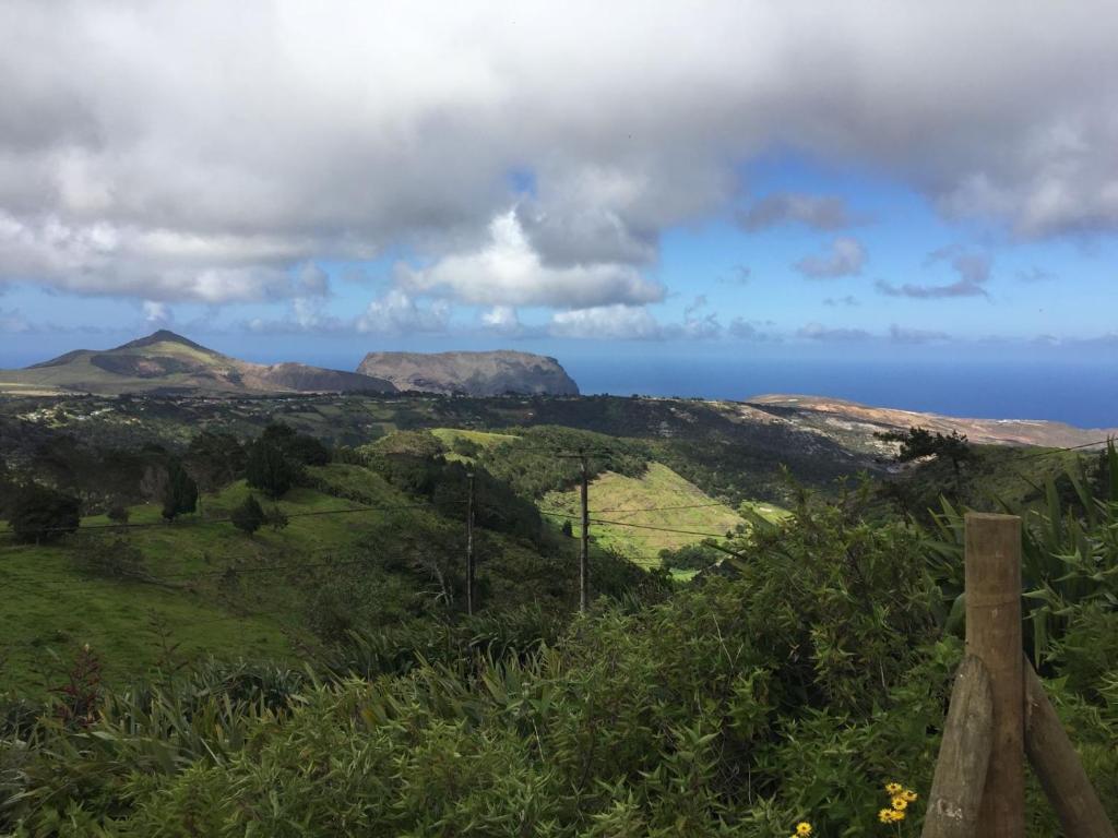 JamestownSummit View的享有大海和远处山脉的美景。