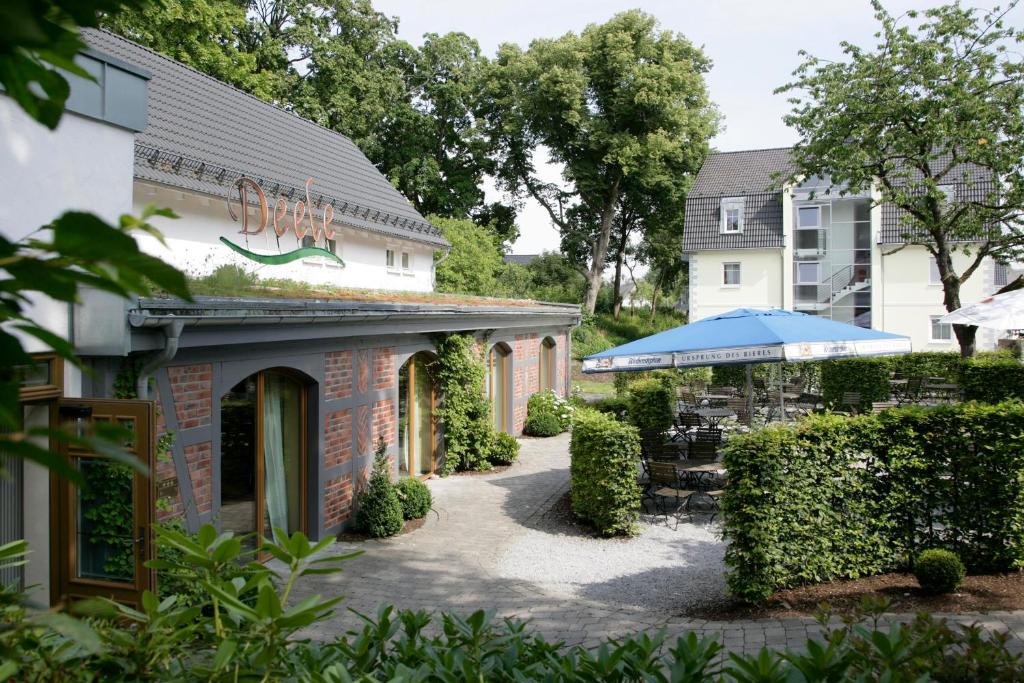 布里隆沃尔格拉本酒店的一座带建筑和餐厅的庭院