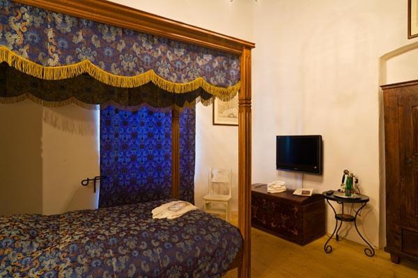 俄斯特拉发萨默克城堡酒店的一间卧室配有一张床和一台电视