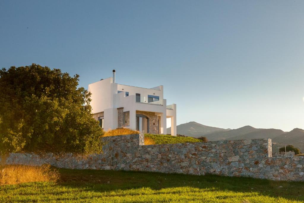 特里欧皮特拉Villa Thalassa的石墙顶上的白色房子