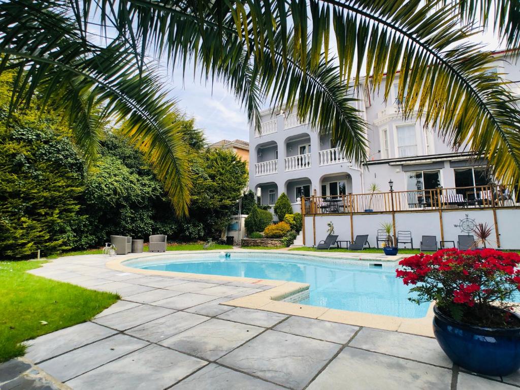 托基格莱诺尔雷酒店的棕榈树屋前的游泳池