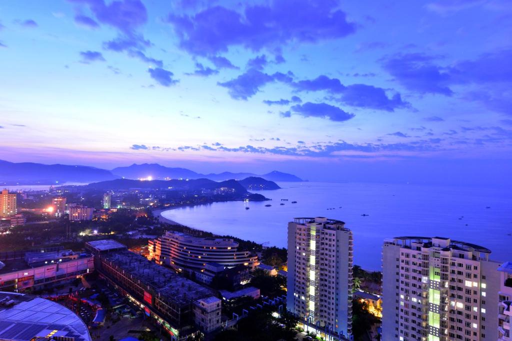 三亚三亚柏瑞精品海景酒店的城市在晚上可欣赏到海景