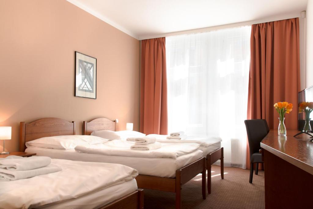 布拉格卡林酒店的酒店客房设有两张床和窗户。