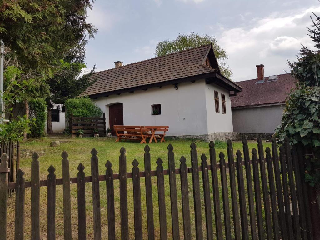 FelsőtoldKontyos Vendégház的前面有栅栏的小白色房子