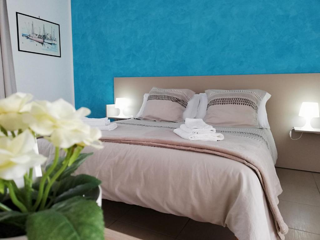 圣泰雷萨迪里瓦Appartamento Gambero Beach的一间卧室配有一张蓝色墙壁的床