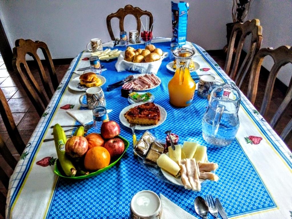 拜昂Casa Vale do Rio Ovil的一张桌子,上面有蓝色桌布,上面有食物
