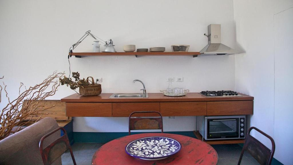 巴勒莫Casa Nonnona的厨房配有柜台、水槽和桌子