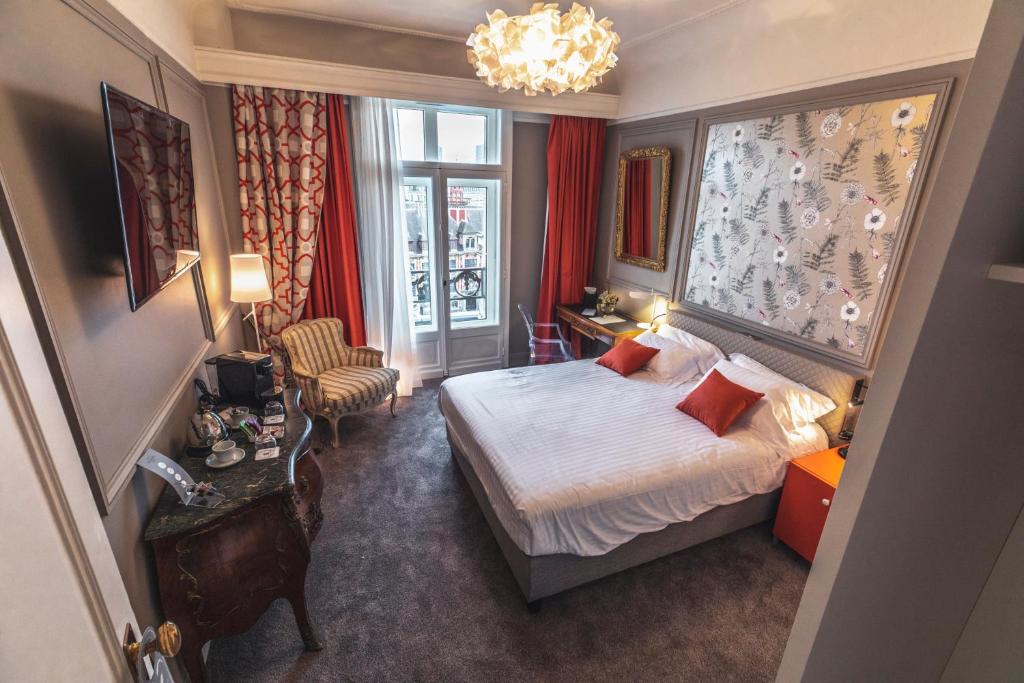 里尔格兰德贝尔维尤 - 大广场酒店的酒店客房设有床和窗户。