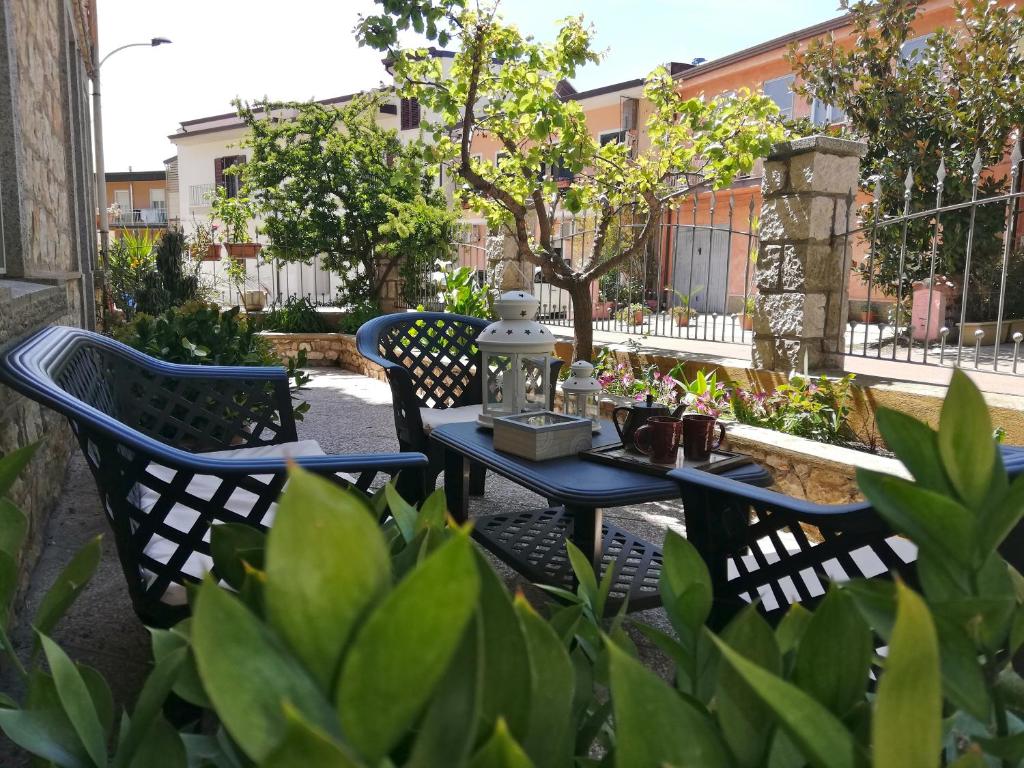 包内伊Il Giardino的花园里的蓝色桌子和椅子