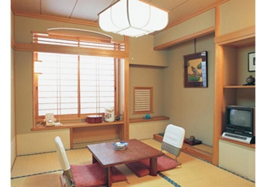 酒田市Wakaba Ryokan / Vacation STAY 29372的客厅配有桌子和电视