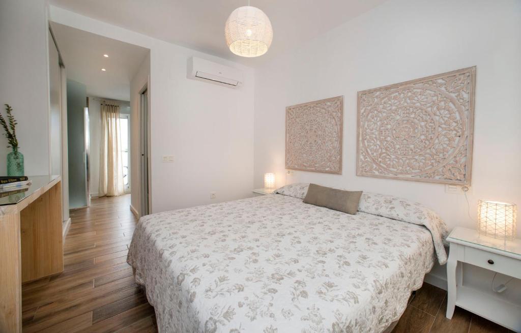 厄尔-汝姆披多La Casita del Atlántico的白色卧室配有床和桌子