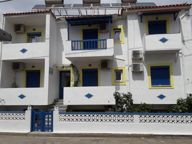 斯卡拉埃雷索Pansion Katerina的前面有蓝色栅栏的白色建筑