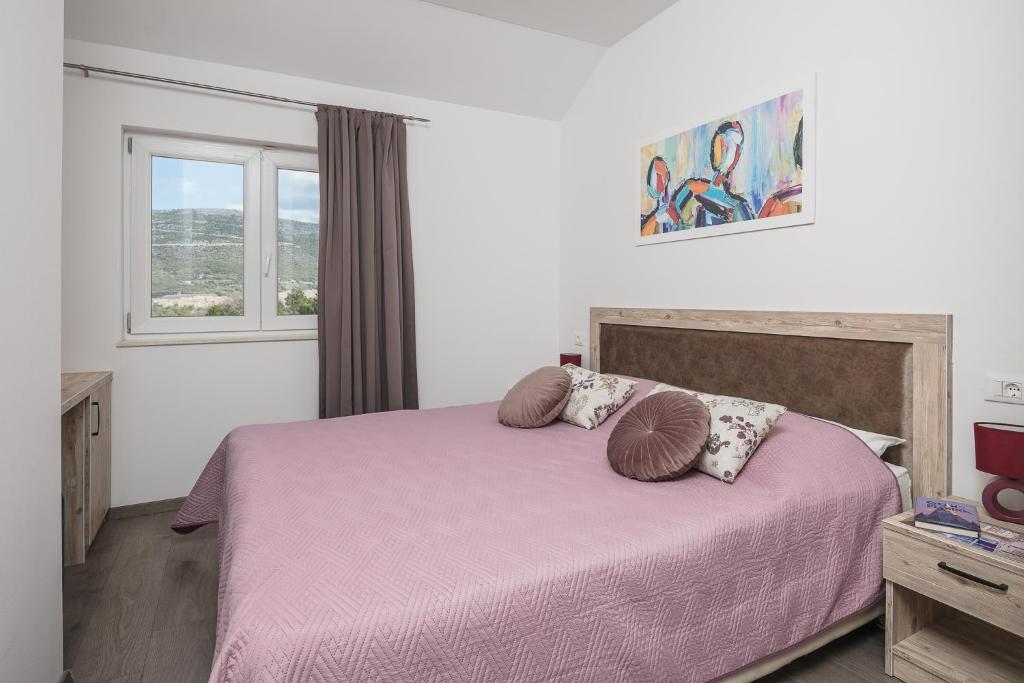 察夫塔特斯凯公寓&客房的卧室配有粉红色的床和2个枕头