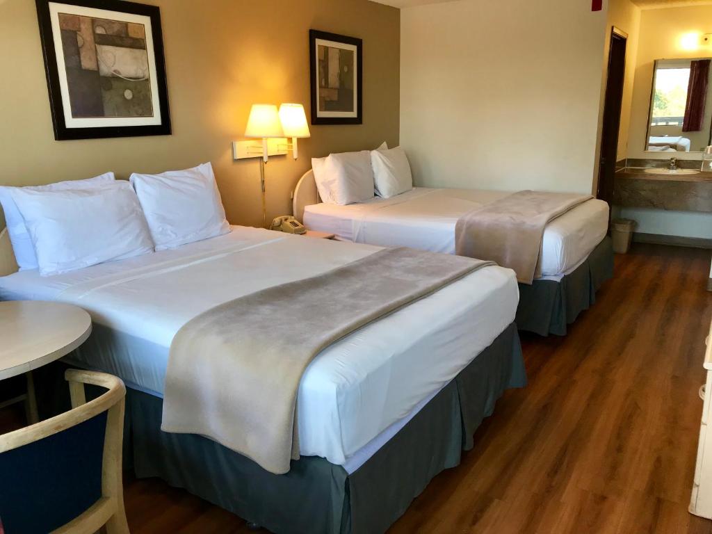 西塔科西雅图 - 塔科玛机场超值酒店的酒店客房设有两张床和一张桌子。
