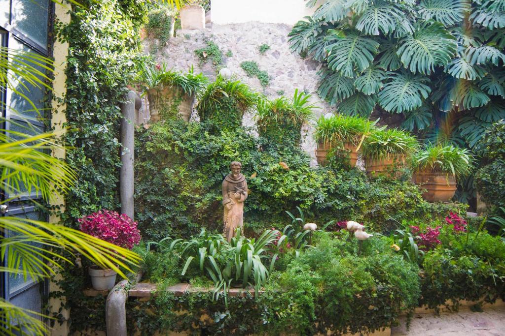 圣米格尔-德阿连德Las Terrazas的花卉园里的雕像