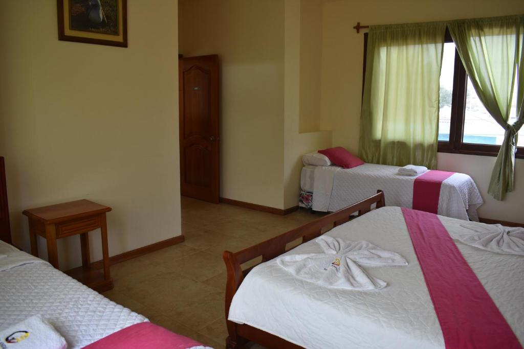 比亚米尔港Apartments Center GSV的酒店客房设有三张床和窗户。