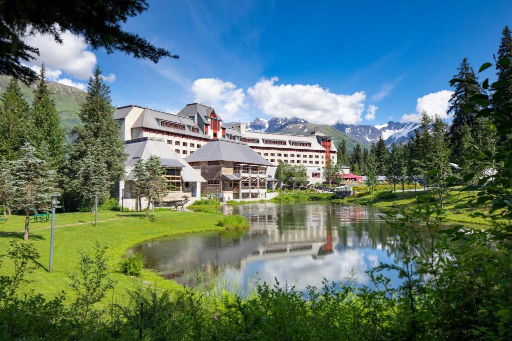 哥德伍德Alyeska Resort的一座位于大楼前的带河流的度假胜地