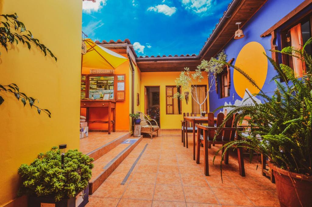 拉塞雷纳Hostal El Punto的餐厅拥有黄色和蓝色的墙壁,配有桌椅