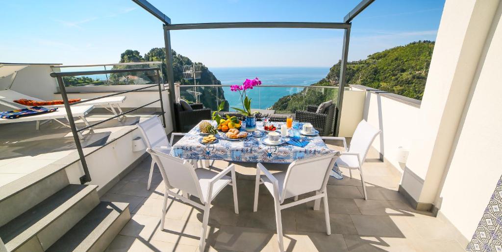 斯卡拉Admiring Amalfi的海景阳台上的桌子