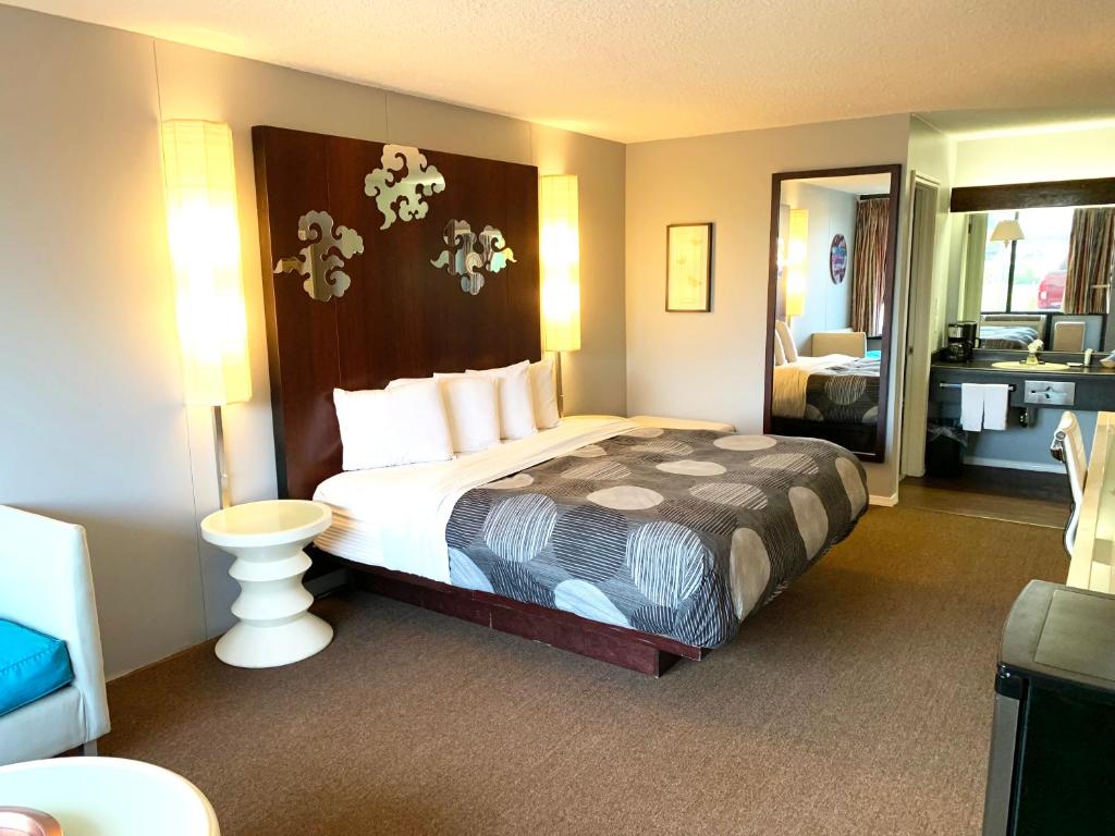 欧扎克牛津酒店的一间酒店客房 - 带一张床和一间浴室