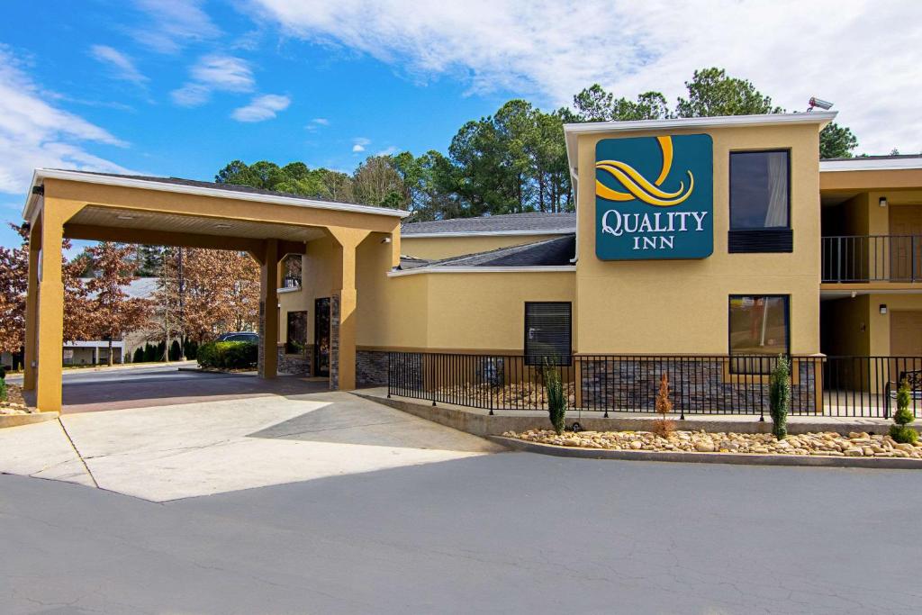 维拉里卡Quality Inn的带有读取公用设施的标志的建筑物
