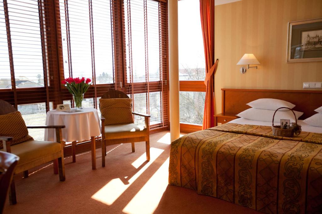 格丁尼亚薇拉卢比奇酒店的酒店客房带一张床、一张桌子和椅子