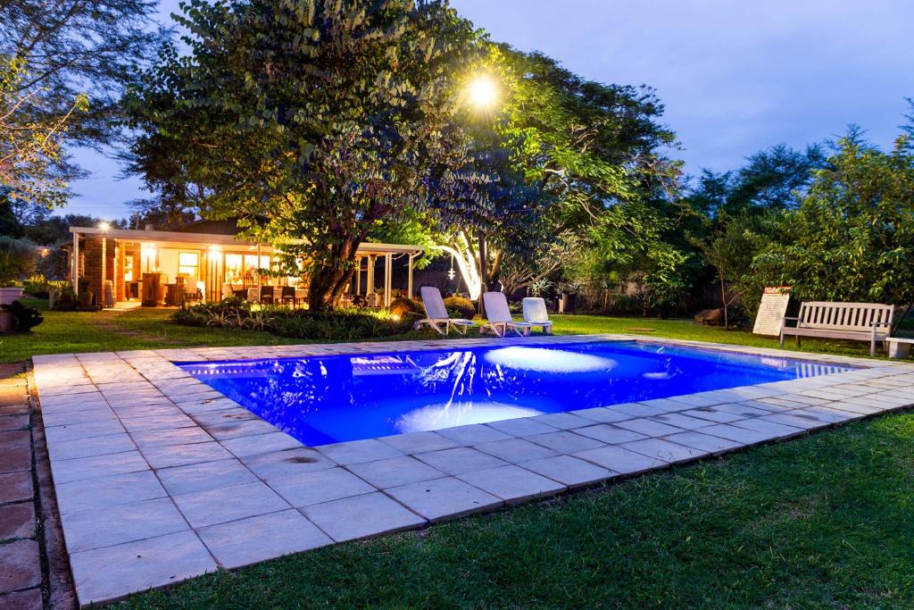 MkuzeBiweda Nguni Lodge的一座房子后院的游泳池