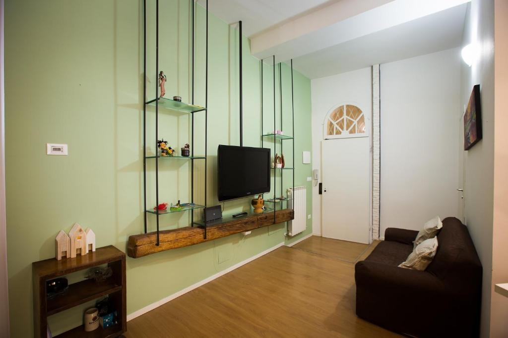 博洛尼亚Guasto Apartment的带沙发和电视的客厅