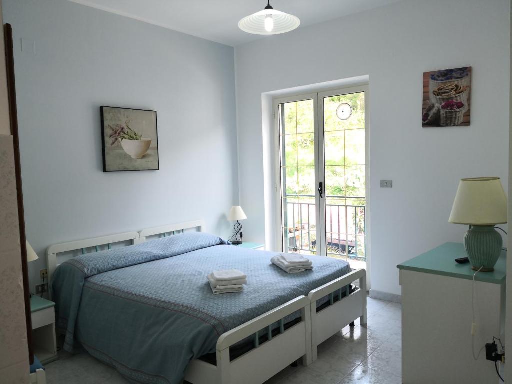 Laino BorgoPalia's Hotel的白色的卧室设有床和窗户