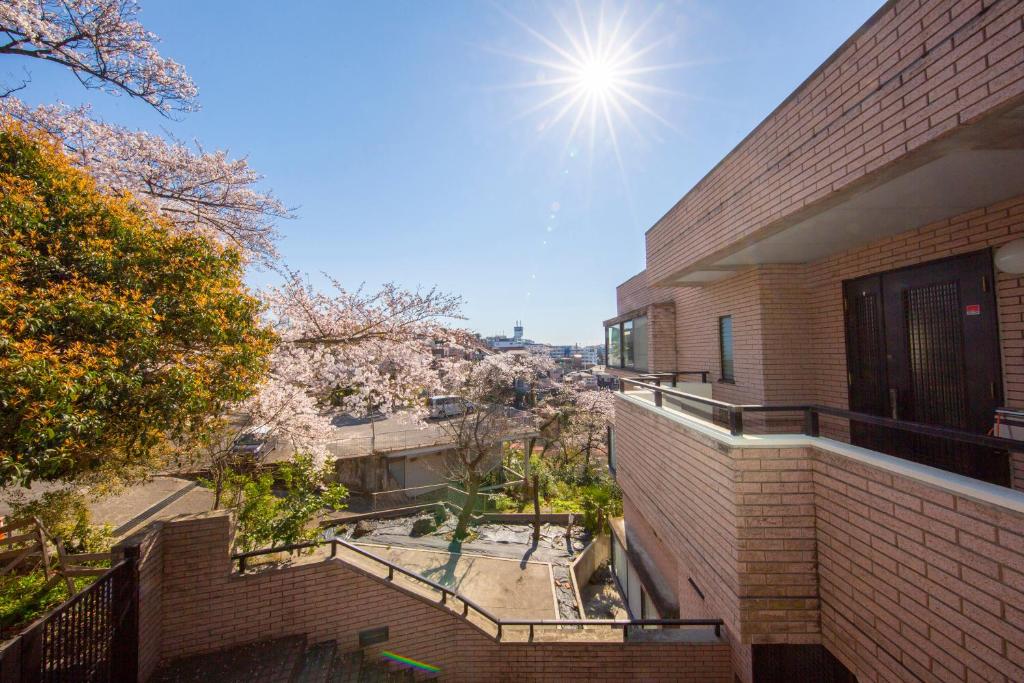 横滨平楽園弐番館２階的享有砖砌建筑的天空美景