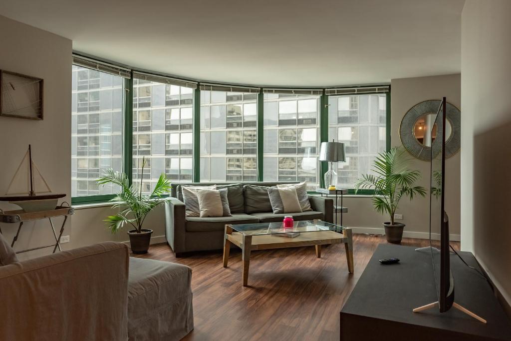 芝加哥ENVITAE 3BR Downtown Luxurious Suite Views & Pool的客厅配有沙发和桌子