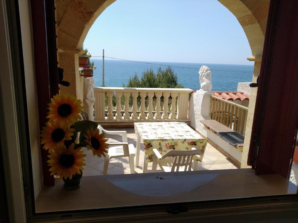 帕图casa dolce casa的阳台配有桌椅,享有风景。