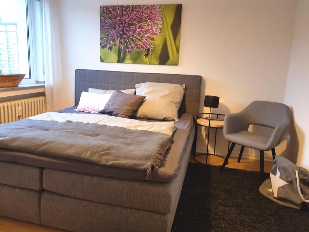 杜塞尔多夫Neues, ruhiges Apartment Nordic in Düsseldorf-Nord的一间卧室配有一张床和一把椅子