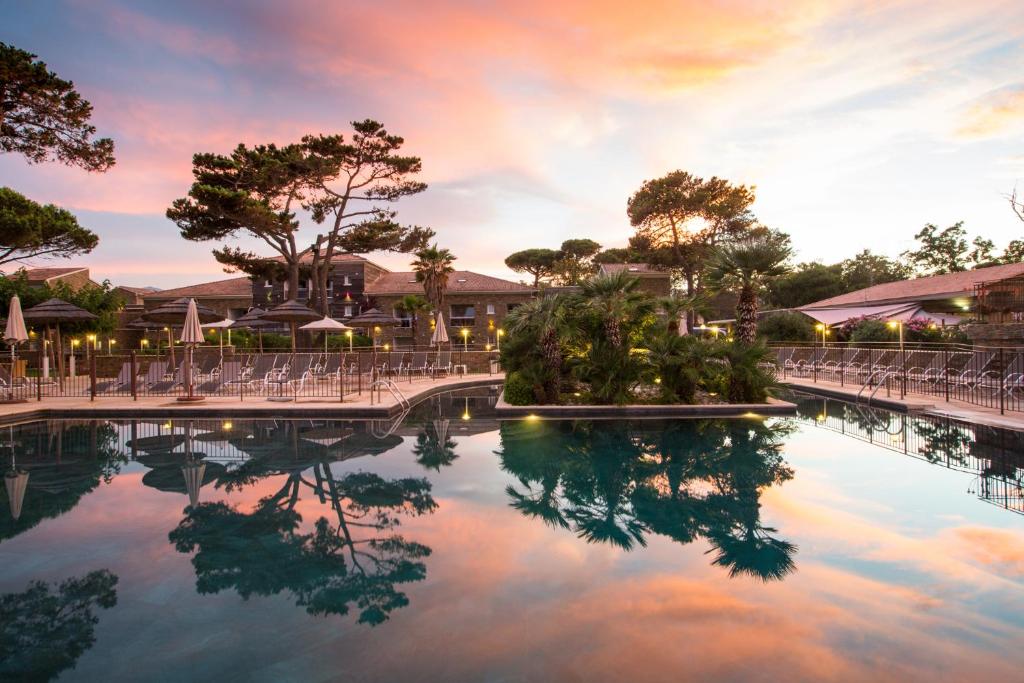 卢恰纳拉古娜酒店的日落时分在度假村的一个游泳池