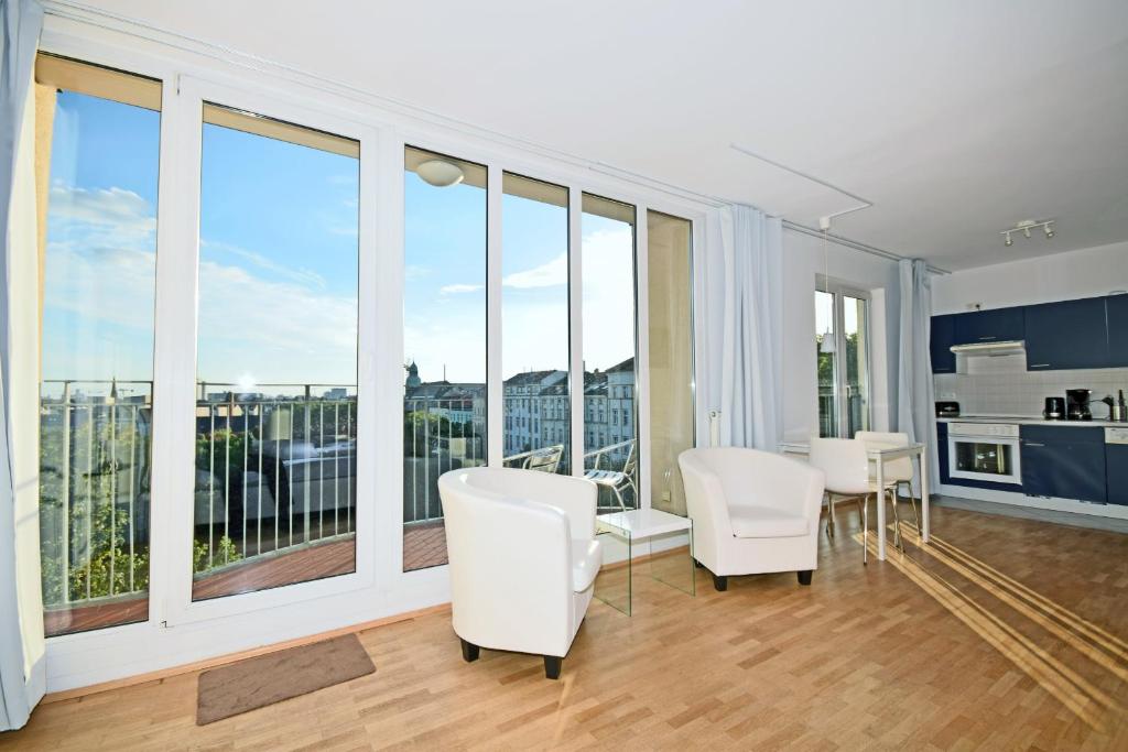 柏林柏林栖息地 - 带家具公寓 - 市中心的客厅配有白色家具和大窗户