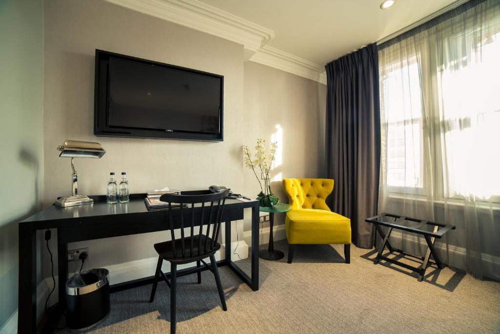 泰恩河畔纽卡斯尔利基格雷街酒店的酒店客房配有书桌和黄色椅子