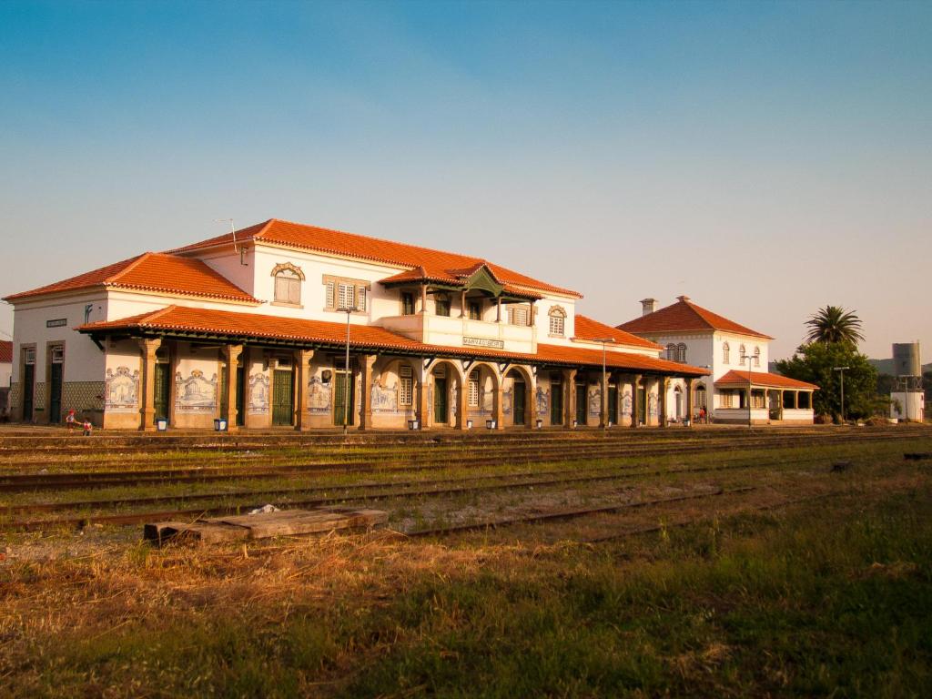 马尔旺火车站旅馆的一座建筑,在田野旁边有一个橙色的屋顶