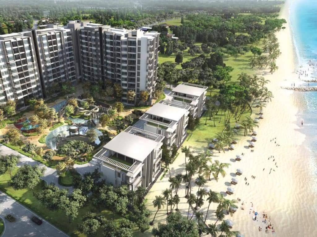 关丹Seafront Villa at Swiss Garden Resort Residences, Kuantan的海滩旁的度假胜地的空中景致