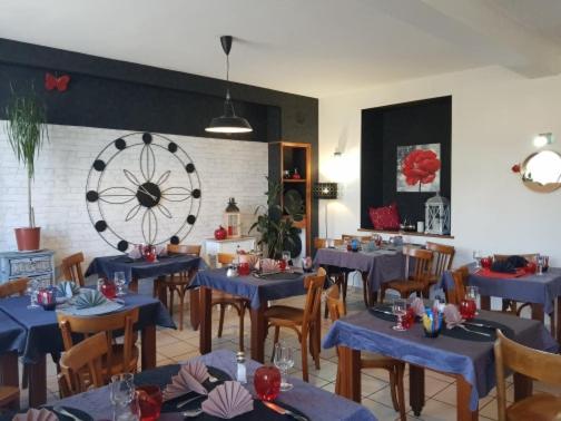 Blessacle relais des forêts的一间设有蓝色桌椅和大轮子的餐厅