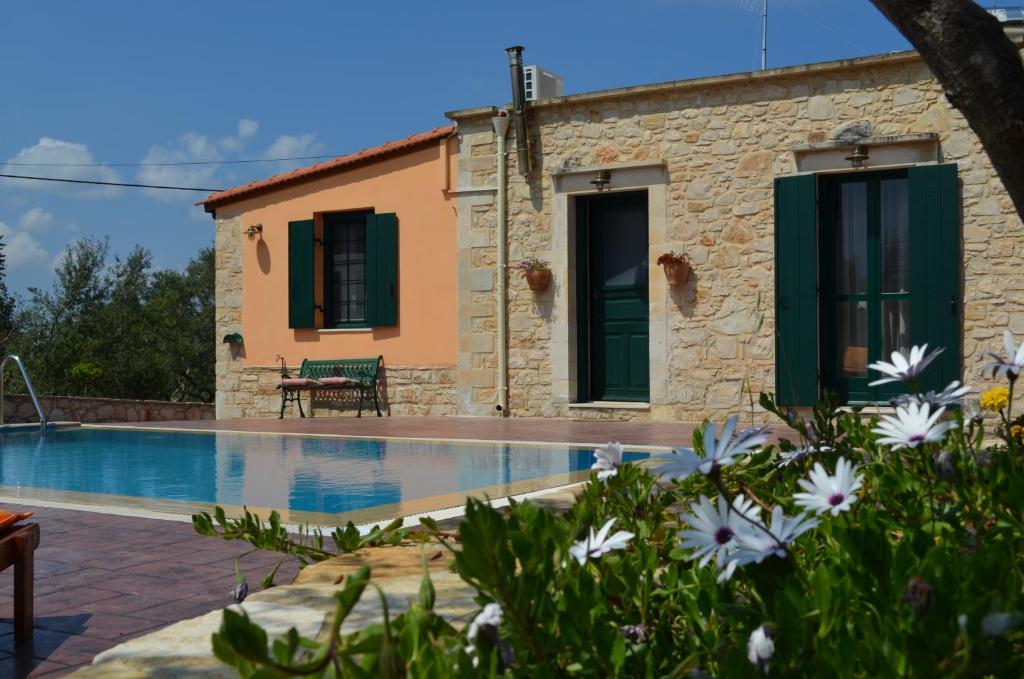 加瓦洛霍里翁La Villa "Casa di Lydia"的别墅前方设有游泳池
